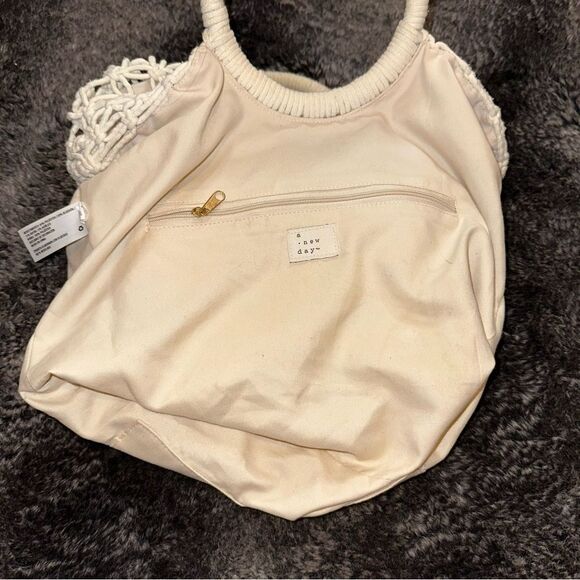 A New Day Creme Crochet Unstructured Medium Size Handbag Mermaidcore Beach Pool - Picture 8 of 10